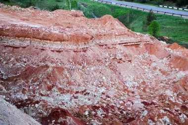 Toprağın jeolojik çalışmalarından sonra yer altındaki kil taş ocaklarının çeşitli katmanlarının dokuları. Toprağın bir bölümünde renkli kil ve taş katmanları, farklı kaya oluşumları ve toprak katmanları..