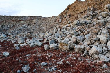 Toprağın jeolojik çalışmalarından sonra yer altındaki kil taş ocaklarının çeşitli katmanlarının dokuları. Toprağın bir bölümünde renkli kil ve taş katmanları, farklı kaya oluşumları ve toprak katmanları..