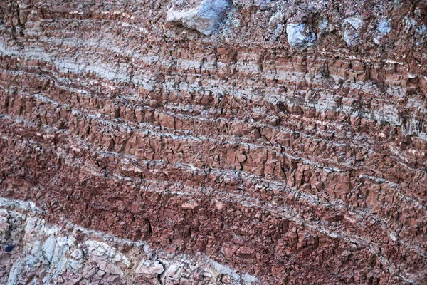 对粘土采石场地下各种黏土层的结构进行了地质研究 不同岩层及土层的彩色黏土及石料层 — 图库照片