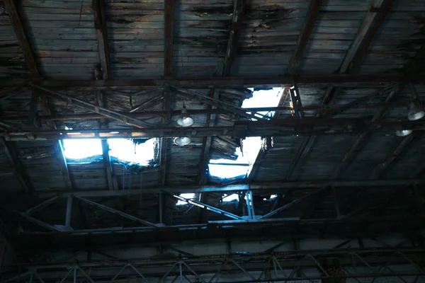 废弃的工厂 木屑散落在地板上 被雪和锯屑覆盖 信号灯 — 图库照片