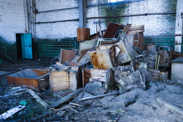 Vieja Fábrica Abandonada Vidrio Esparcido Hierro Restos Madera Producción Suelo — Foto de Stock