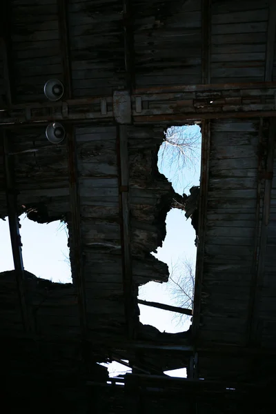 古い放棄された工場 散乱ガラス 床に生産の木製の遺跡 雪やおがくずで覆われています 壊れたパイプ 壊れた配線 信号灯 壊れた屋根とクレーンの桁 — ストック写真