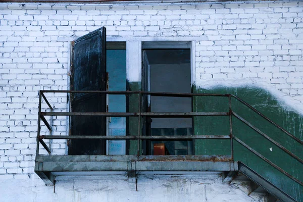 Eski Terk Edilmiş Fabrika Yere Dağılmış Cam Demir Ahşap Kalıntıları — Stok fotoğraf