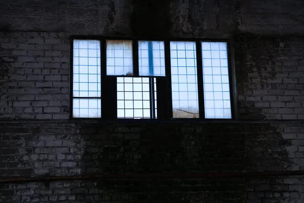 Eski Terk Edilmiş Fabrika Yere Dağılmış Cam Demir Ahşap Kalıntıları — Stok fotoğraf