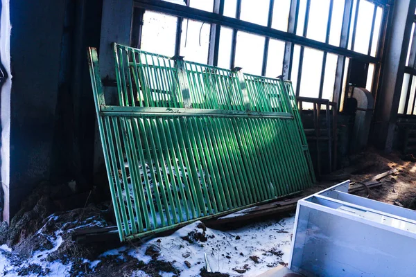 Alte Verlassene Fabrik Verstreutes Glas Eisen Hölzerne Produktionsreste Auf Dem — Stockfoto