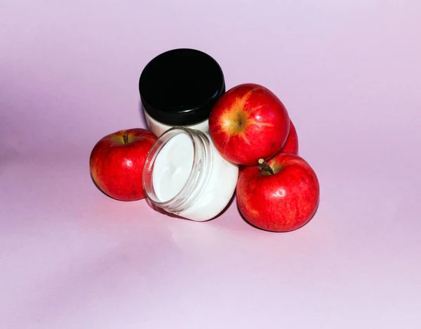 Skład Kosmetyczny Czerwonymi Dojrzałymi Soczystymi Jabłkami Otwarty Słoik Białym Delikatnym — Zdjęcie stockowe