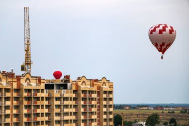 YOSHKAR-OLA, RUSSIA, AĞUSTOS 28 Ağustos 2020: Parlak renkli büyük bir balon şehrin üzerinde uçuyor..