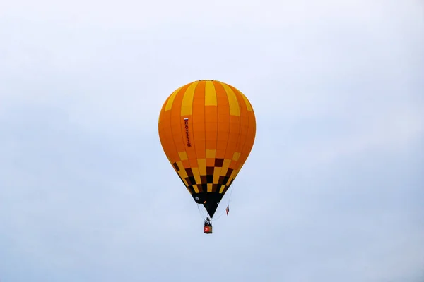 Yoshkar Ola Russia Sierpnia 2020 Duży Balon Jasnym Kolorze Przelatuje — Zdjęcie stockowe