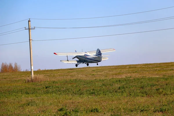Malé Dvouplošníkové Letadlo Zemědělské Kukuřičné Letadlo Speciálním Difuzorem Pro Polní — Stock fotografie
