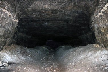 Doğal taş ve alçıtaşı mağaralarının çıkarılması ve işlenmesinde kullanılan terk edilmiş eski galeriler. Karanlık tüyler ürpertici taş, dünyanın derinliklerindeki kuvars tünelleri. Çeşitli kayalar, jeolojik ve dalak araştırmaları.