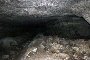Doğal taş ve alçıtaşı mağaralarının çıkarılması ve işlenmesinde kullanılan terk edilmiş eski galeriler. Karanlık tüyler ürpertici taş, dünyanın derinliklerindeki kuvars tünelleri. Çeşitli kayalar, jeolojik ve dalak araştırmaları.