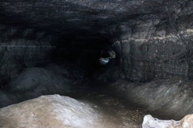 Doğal taş ve alçıtaşı mağaralarının çıkarılması ve işlenmesinde kullanılan terk edilmiş eski galeriler. Karanlık tüyler ürpertici taş, dünyanın derinliklerindeki kuvars tünelleri. Çeşitli kayalar, jeolojik ve dalak araştırmaları.