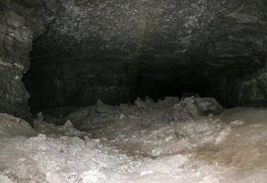 Doğal taş ve alçıtaşı mağaralarının çıkarılması ve işlenmesinde kullanılan terk edilmiş eski galeriler. Karanlık tüyler ürpertici taş, dünyanın derinliklerindeki kuvars tünelleri. Çeşitli kayalar, jeolojik ve dalak araştırmaları.
