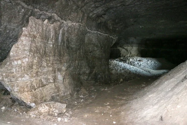 Doğal Taş Alçıtaşı Mağaralarının Çıkarılması Işlenmesinde Kullanılan Terk Edilmiş Eski — Stok fotoğraf