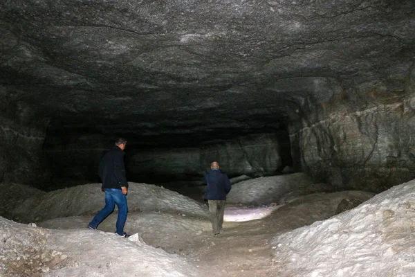 자연의 동굴의 추출과 처리를 버려진 갤러리 Adits 속깊은 으스스 지질학적 — 스톡 사진