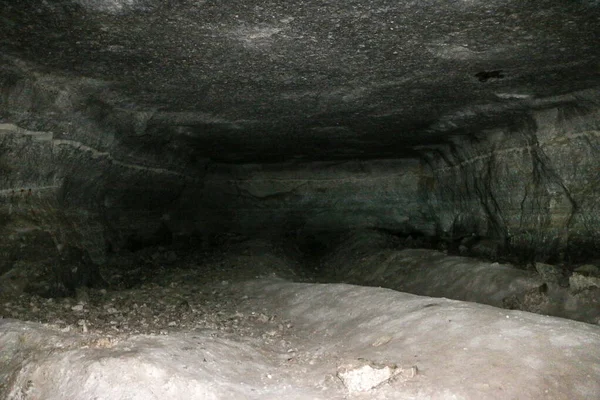 Doğal Taş Alçıtaşı Mağaralarının Çıkarılması Işlenmesinde Kullanılan Terk Edilmiş Eski — Stok fotoğraf