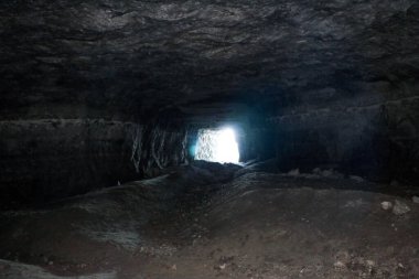 Doğal taş ve alçıtaşı mağaralarının çıkarılması ve işlenmesinde kullanılan terk edilmiş eski galeriler. Karanlık tüyler ürpertici taş, dünyanın derinliklerindeki kuvars tünelleri. Çeşitli kayalar, jeolojik ve dalak araştırmaları.