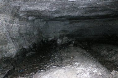 Doğal taş ve alçıtaşı mağaralarının çıkarılması ve işlenmesinde kullanılan terk edilmiş eski galeriler. Karanlık tüyler ürpertici taş, dünyanın derinliklerindeki kuvars tünelleri. Çeşitli kayalar, jeolojik ve dalak araştırmaları.