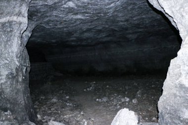 Doğal taş ve alçıtaşı mağaralarının çıkarılması ve işlenmesinde kullanılan terk edilmiş eski galeriler. Karanlık tüyler ürpertici taş, dünyanın derinliklerindeki kuvars tünelleri. Çeşitli kayalar, jeolojik ve dalak araştırmaları.