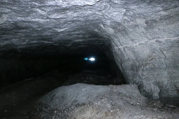 자연의 동굴의 추출과 처리를 버려진 갤러리 Adits 속깊은 으스스 지질학적 — 스톡 사진