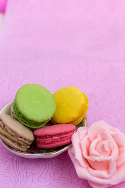 Macaroons taze renkli yakın. Fransız tatlı gıda arka plan.
