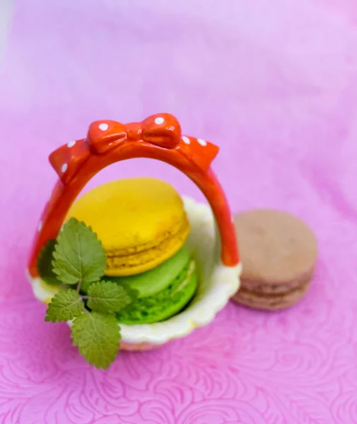 Macarons frais coloré de près. Dessert français fond alimentaire . — Photo