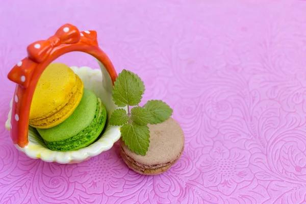 Macaroons segar berwarna-warni menutup. Latar belakang makanan penutup Perancis . — Stok Foto