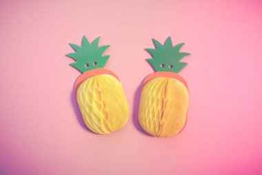 Kağıt meyve düz soyut yaz minimal kavramı yatıyordu. Modaya uygun arka plan.