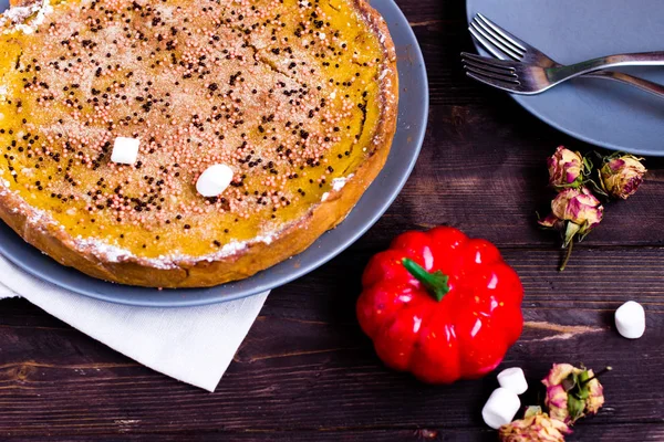 Torta di zucca tradizionale Torta del Ringraziamento Gustosa. Sfondo alimentare autunnale con torta al forno fatta a mano . — Foto Stock