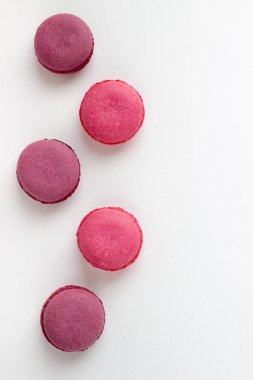 Beyaz Arka Plan üzerine Fransız Pembe Macaroons. Kadınsı Tasarım için Top View Geleneksel Tatlı. Şekerleme, Moda, Güzellik Reklam Şablonu.