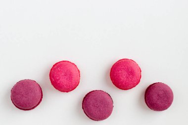 Beyaz Arka Plan üzerine Fransız Pembe Macaroons. Kadınsı Tasarım için Top View Geleneksel Tatlı. Şekerleme, Moda, Güzellik Reklam Şablonu.