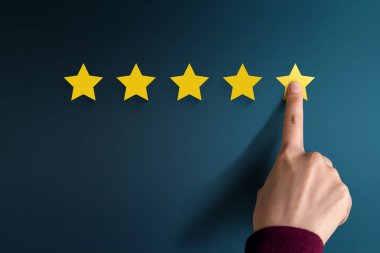 Beş yıldız tuşuna basarak el istemci tarafından müşteri deneyimi kavramı, memnuniyeti için en mükemmel Rating hizmetleri sunmak
