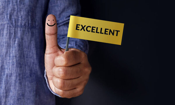 Концепция "Опыт работы с клиентами", "Лучшая оценка качества предоставляемых услуг" от Thumb of Client с отличным словом и иконкой "Улыбающееся лицо"
