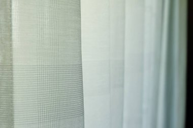 Beyaz perde içinde güneş ışığı koruma için seçici odak önünde ev