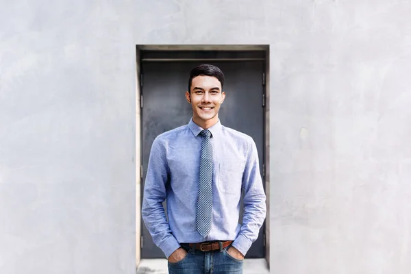 Retrato Jovem Empresário Feliz Edifício Exterior Sorria Olhando Para Câmera — Fotografia de Stock