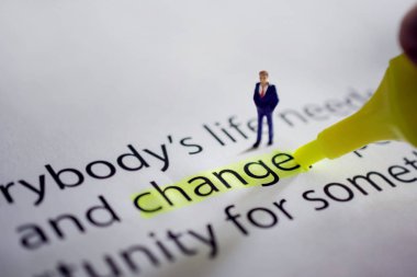 Yeni meydan okuma olarak yaşam ya da iş kavramı için değiştirin. Minyatür Fugure işadamı ile Marker kalem Hilighted kağıt üzerinde