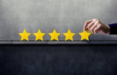 Müşteri deneyimi kavramı. 5 Star Rating vererek el mutlu istemci tarafından memnuniyeti için en mükemmel hizmet sunmak 