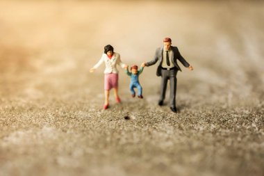 Mutlu aile kavramı. Minyatür resimler baba, anne ve oğlu yürüyüş açık etkinliklerine birlikte yapma