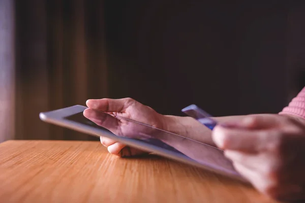 Woman Customer Using Credit Card Tablet Shopping Online Close Shot — Stock Photo, Image