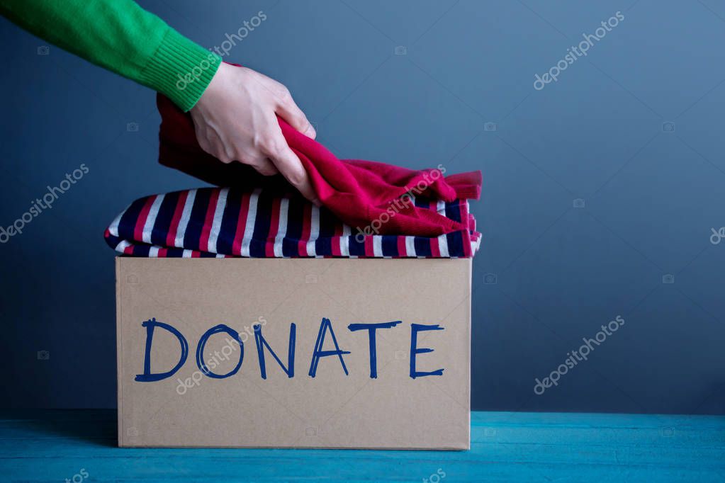 Concepto Donación Mujer Preparando Ropa Vieja Usada Una Caja