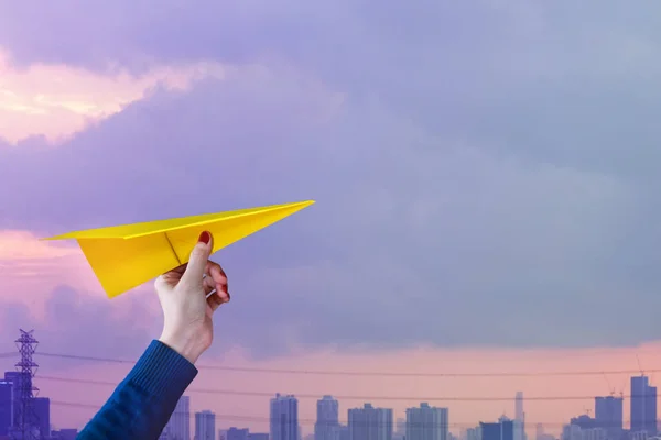 Concepto Viaje Urban Hipster Woman Wanderlust Girl Raising Paper Plane —  Fotos de Stock
