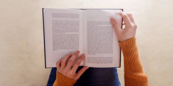 Lesekonzept Junge Frau Entspannt Sich Bei Buch Gemütlichem Haus — Stockfoto