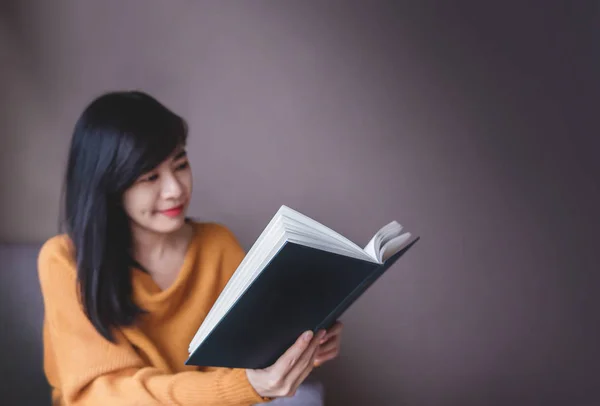 Membaca Konsep Perempuan Mengendurkan Oleh Buku Sambil Duduk Kursi Cozy — Stok Foto