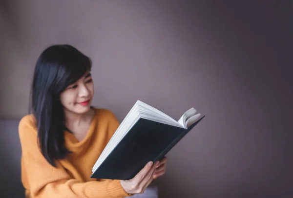 Lesekonzept Frau Entspannt Bei Buch Auf Stuhl Gemütlichen Wohnzimmer Hause — Stockfoto