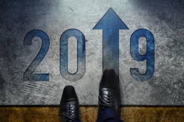 2019 yıl kavramı. En iyi görünüm, erkek resmi Oxford ayakkabı ayakta ile adımları dizi halinde ve ileri ok katta 