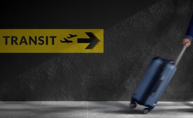 Kavram seyahat. Bulanık Traveler yürümeye Bagaj bir Havaalanı içinde acele, Transit işaret üstünde belgili tanımlık duvar arka plan olarak