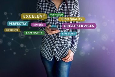 Müşteri deneyimi kavramı. Mutlu müşteri okuma olumlu yorum veya geribildirim ona memnuniyeti Online anket, konuşma balonu ve sosyal ağ simgeleri tarafından çevrili akıllı telefon kullanarak
