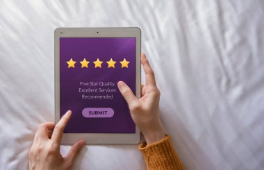 Müşteri deneyimi kavramı. Mutlu müşteri yatakta olumlu eleştiri yazılarına ve tüm geribildirim Online gönderme tablet kullanarak