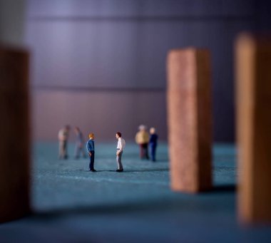 İş tartışma kavramı. Minyatür resim işadamı içinde açık konuşmaya grubu. Birlikte çalışma