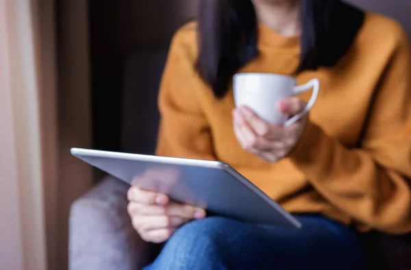 Reading Concept Young Woman Using Tablet Drinking Coffee Relaxing Cozy — Stock Photo, Image